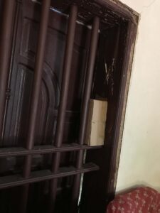 Mối phá hoại khung cửa gỗ trong nhà phố tại Nam Định